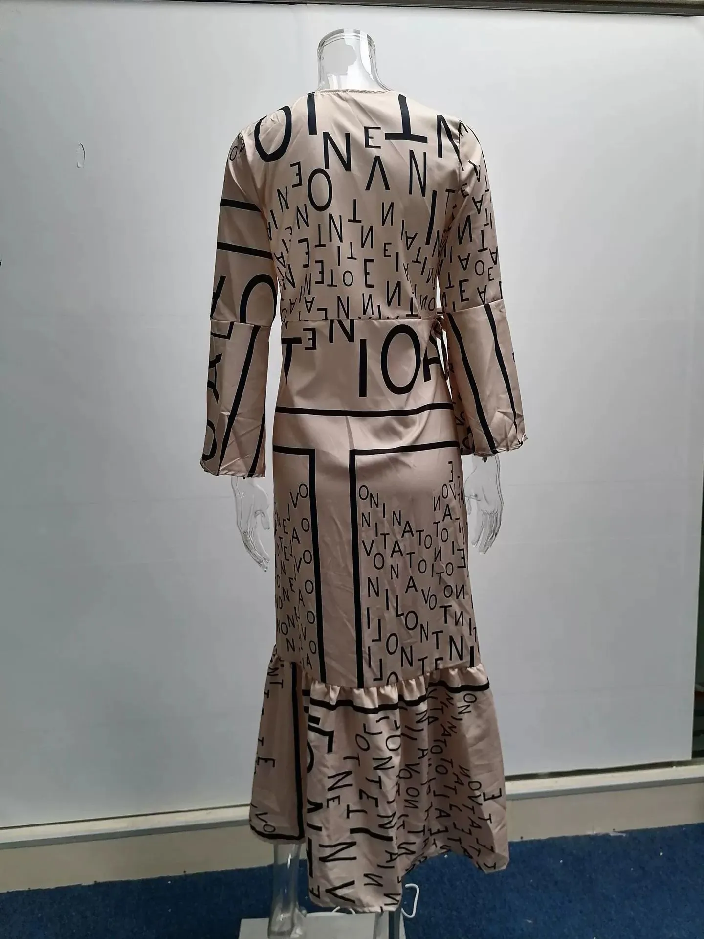 Autumn and Winter Fashion Long Sleeve Tied V Neck Print Dress